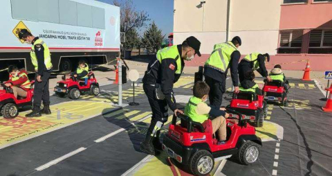 Jandarma Mobil Trafik Eğitim Tırı İskenderun'da