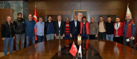 İskenderun Veteranlar Spor Kulübü Yönetiminden İTSO Başkanı Yılmaz’a Plaket