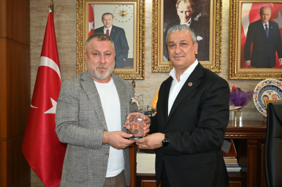 İGC’den Belen Belediye Başkanı İbrahim Gül’e plaket