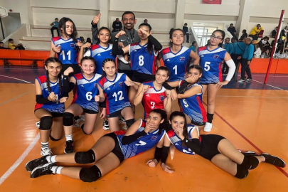 YÜKSELİŞ KOLEJİ KIZ VOLEYBOL TAKIMI BAŞARIYA KOŞUYOR