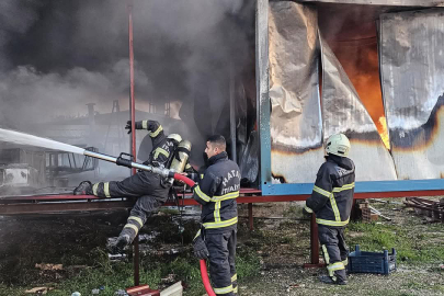 ANTAKYA’DA KONTEYNER YANGINI: İTFAİYE EKİPLERİ MÜDAHALE ETTİ